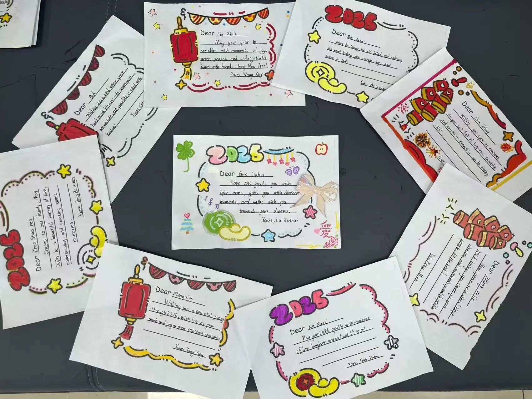 马年奔腾送祝福，温情满溢迎新春——我校开展英语祝福卡片制作活动