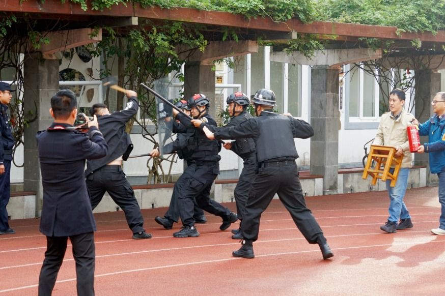 以练筑防，共建平安校园——三十中防暴恐演练