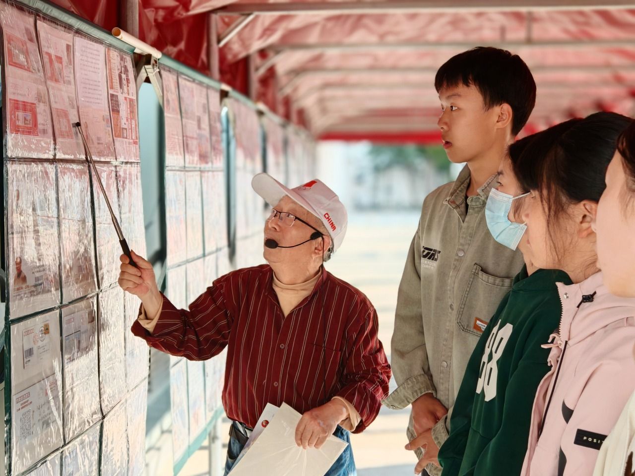 我校部分学生参观“纪念伟人领袖 歌颂伟大祖国”邮展